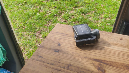 Lámpara Solar LED Portátil Recargable USB-C para Camping y Emergencias
