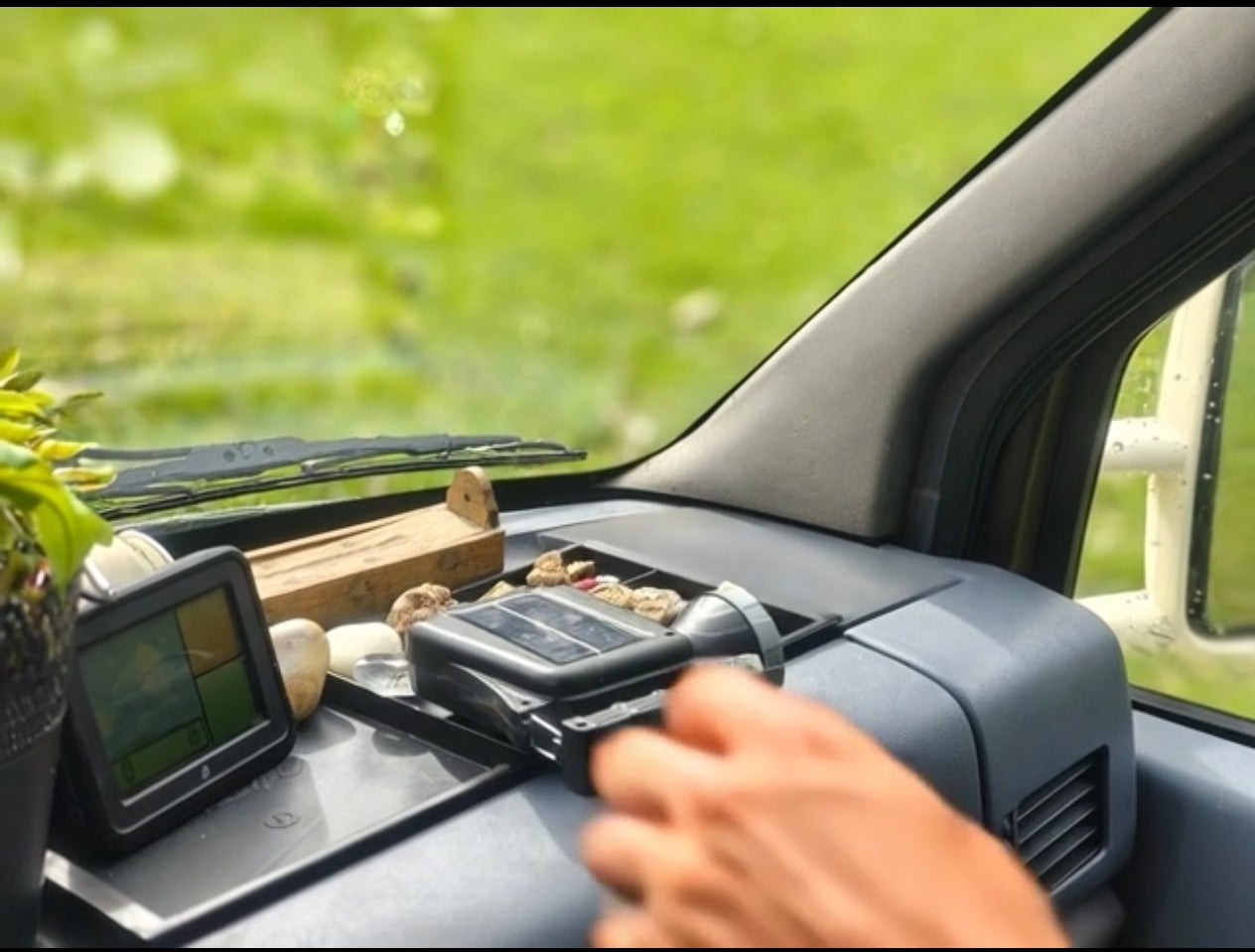 Lámpara Solar LED Portátil Recargable USB-C para Camping y Emergencias